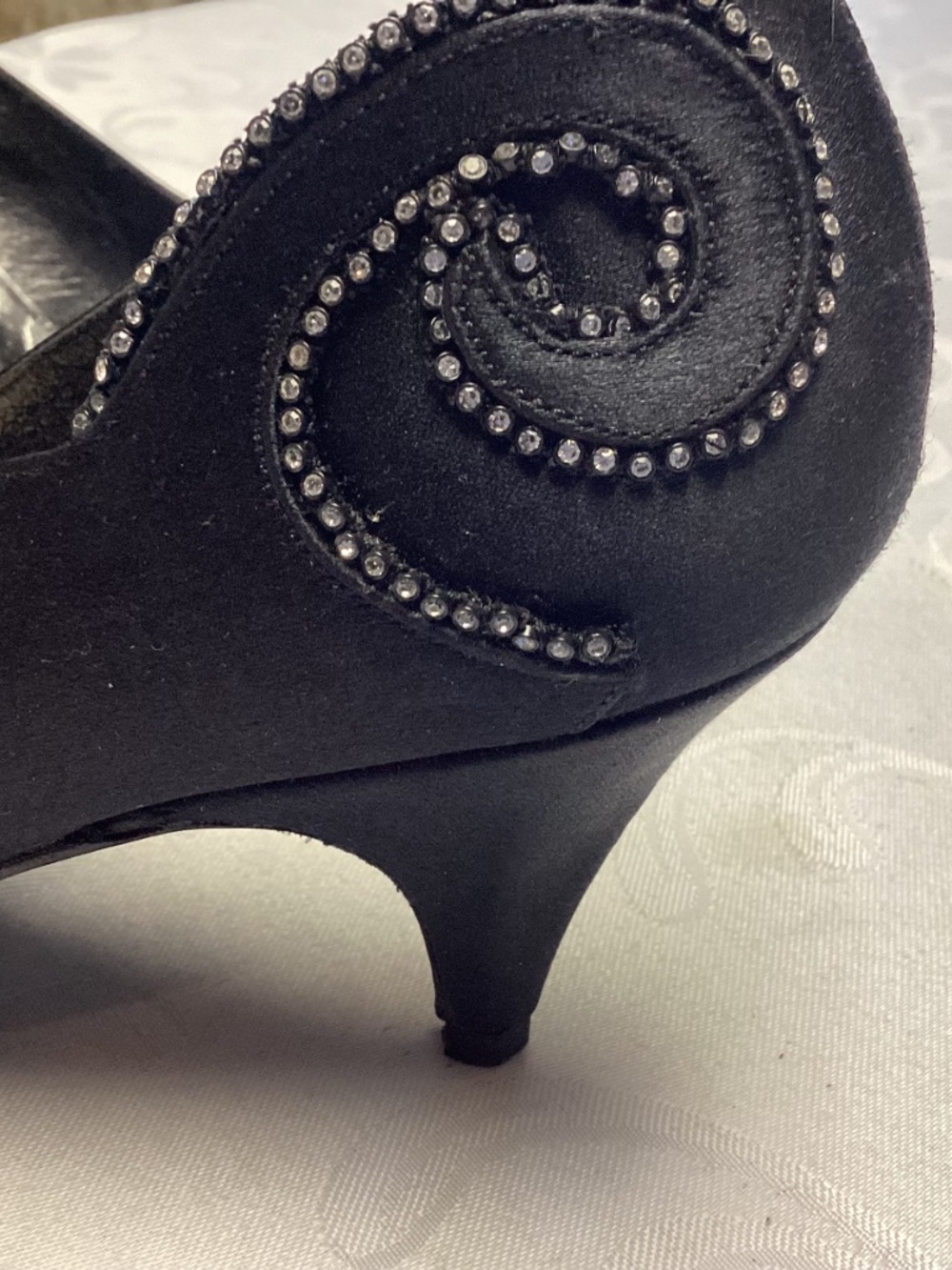 STEWART WEITZMAN. BLACK SATIN FANCY KITTEN HEELS SZ 8 - Picture 5 of 15